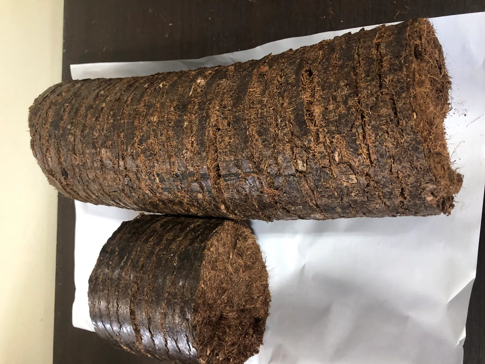 堆放整齐的椰纤维压块燃料
