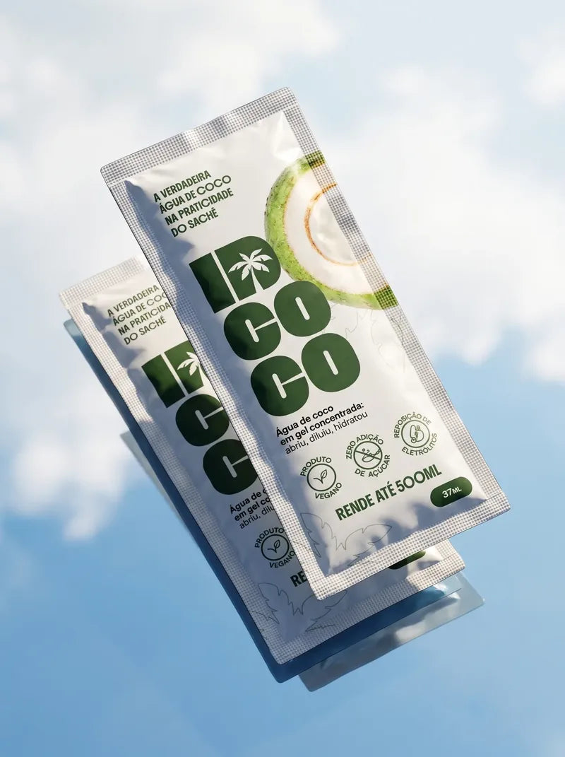 Deux sachets IDCoco qui flottent sur fond de ciel bleu