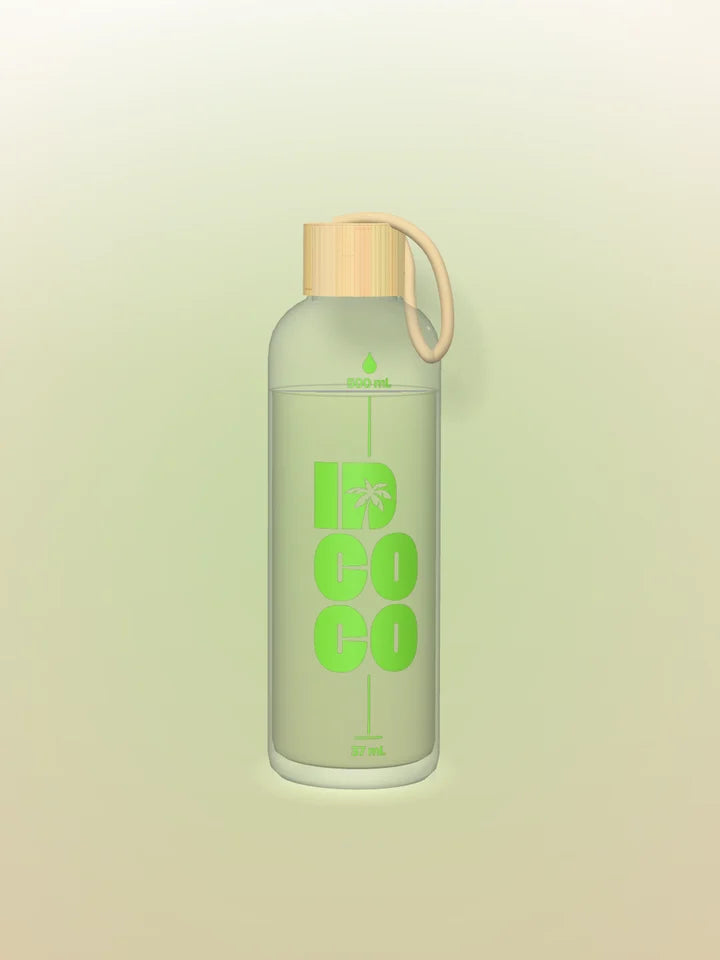 Bottiglia piena di acqua di cocco, chiusa