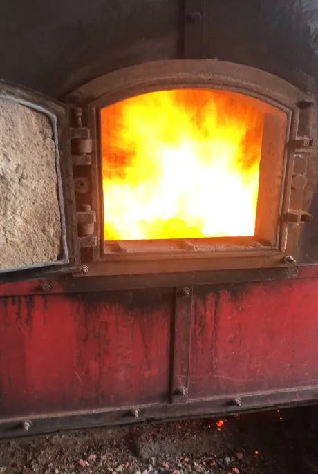 Focolare della caldaia che brucia bricchetti