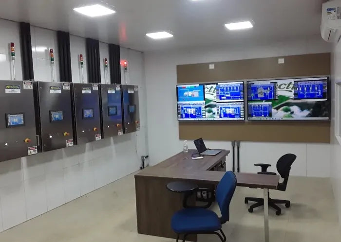 Sala di controllo con monitor e pannelli